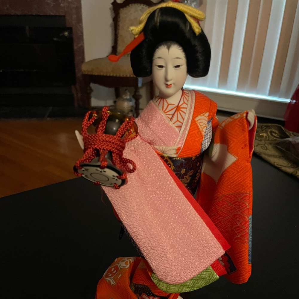 Vintage Geisha Girl in traditional Clothing - Picture 1 of 7